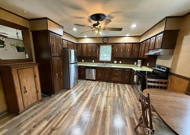 Foto del edificio - Welcome to this spacious 3 bedroom, 2 full...