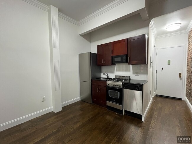 Building Photo - 307 Mott St