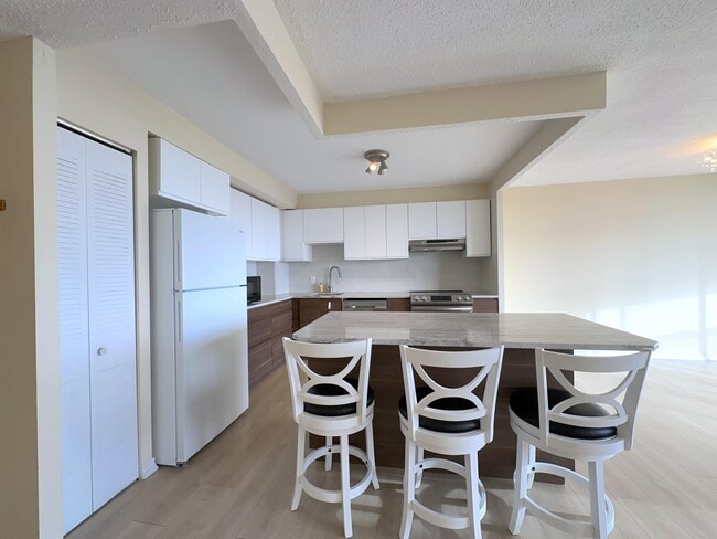 Building Photo - 2760 Carousel Crescent