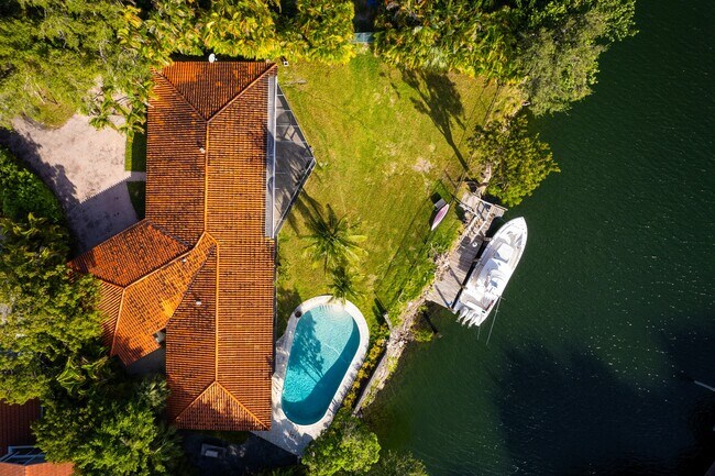Foto del edificio - 230 Edgewater Dr