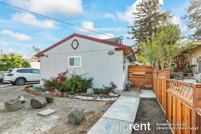 Building Photo - Studio, 1 bath House - 36295 Christine St,...