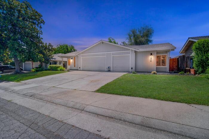 Primary Photo - Beautiful Fully Remodeled 2 bedroom 2 bath...