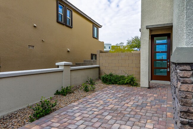 Building Photo - Beautiful West Summerlin Pool Home