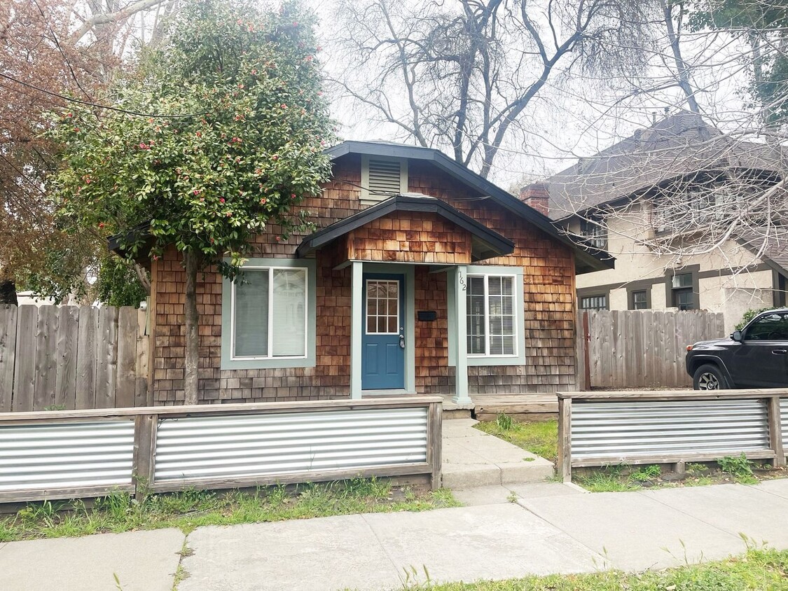 Primary Photo - Charming Updated 2 Bedroom House PLUS Bonu...