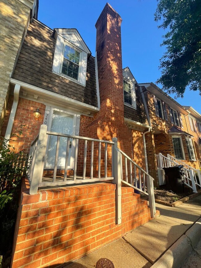 Building Photo - Beautiful Townhome in Kempsville/Providenc...