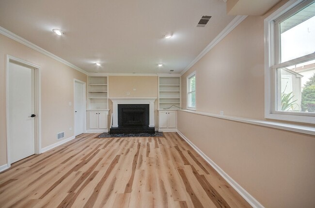 Building Photo - 3 bd 2 ba spacious home Joliet