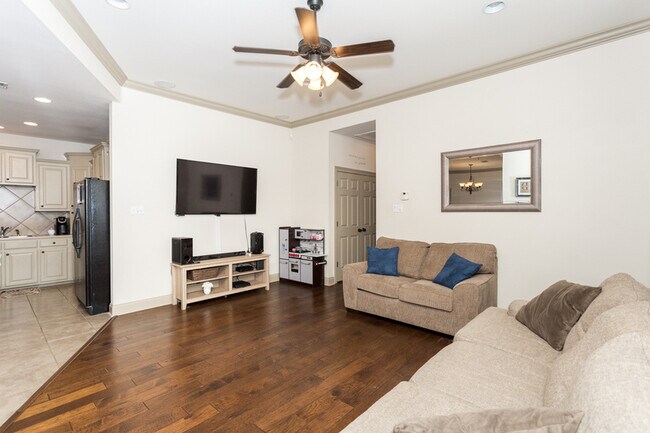 Foto del edificio - 735 Fall Creek Drive