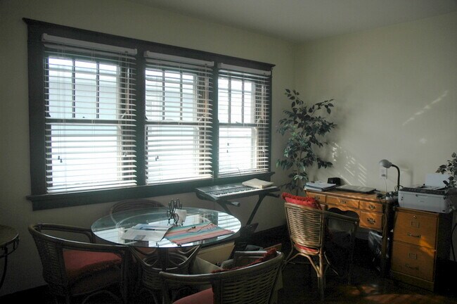 Foto del edificio - 5423 Rolston Ave