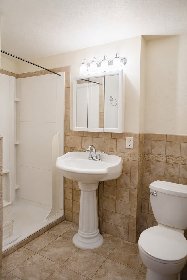 Building Photo - Huge House with Tons of Parking- 6 Bed 2 Bath in Como for Sept 2026