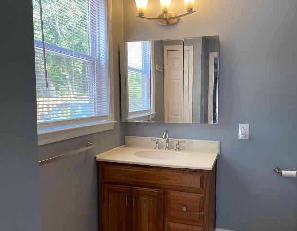 Baño - 26 W Center St