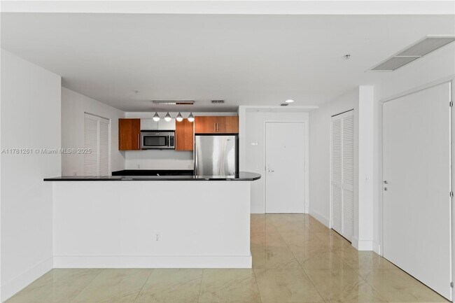 Foto del edificio - 300 S Biscayne Blvd
