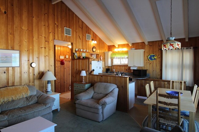 Building Photo - 3234 Seacrest Dr