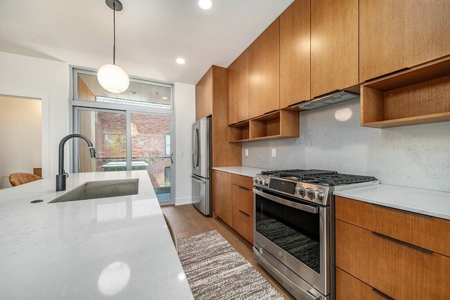 Building Photo - 2805 Brush St