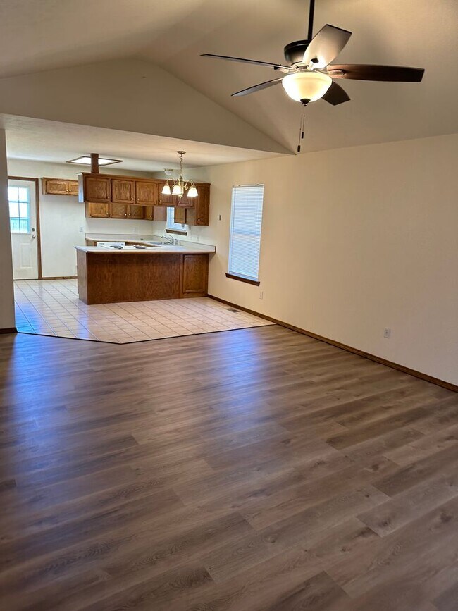 Building Photo - All brick 3 bed 2 bath home in Nixa.