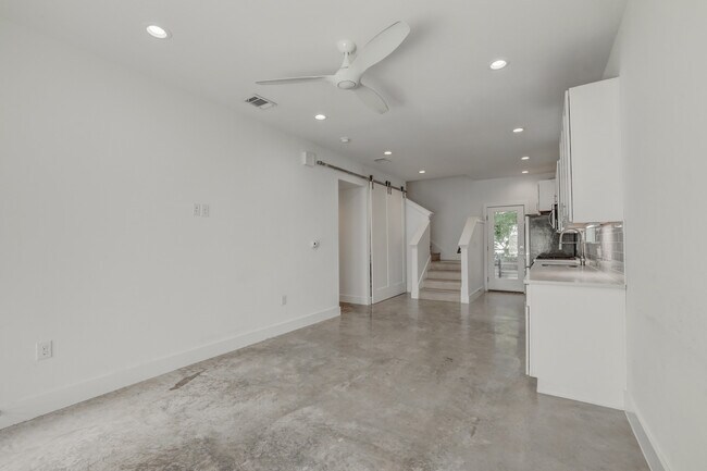 Building Photo - 1203 Luna St