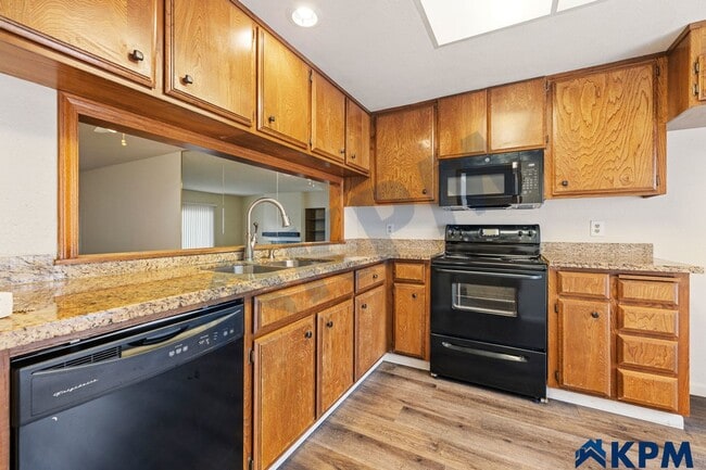 Building Photo - Gated 2-Story 2 Bedroom 2.5 Bath Townhome ...