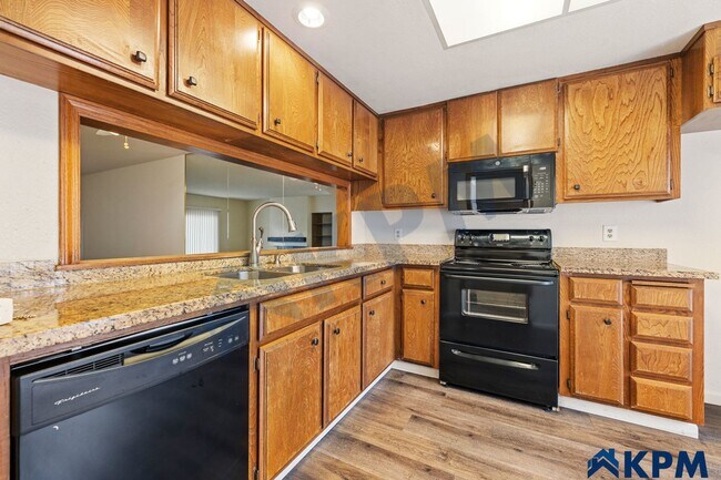 Foto del edificio - Gated 2-Story 2 Bedroom 2.5 Bath Townhome ...