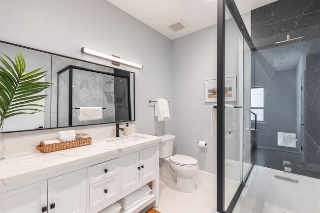 Baño n.° 1 en la primera planta - 2029 Stagecoach Rd
