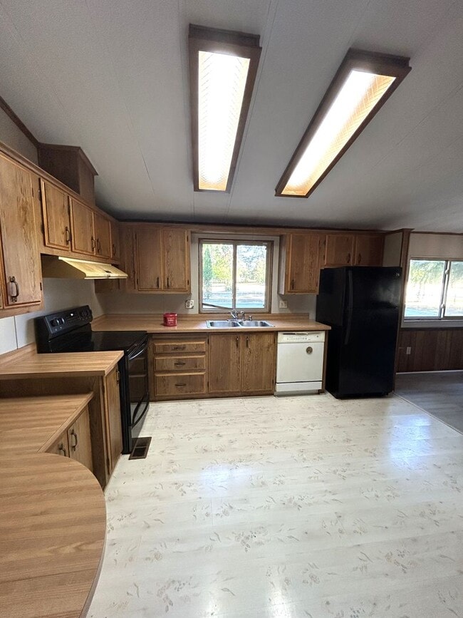 Building Photo - 2 bedroom 2 bath with large front & back y...