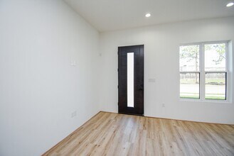 Building Photo - 15000 S Richmond Ave