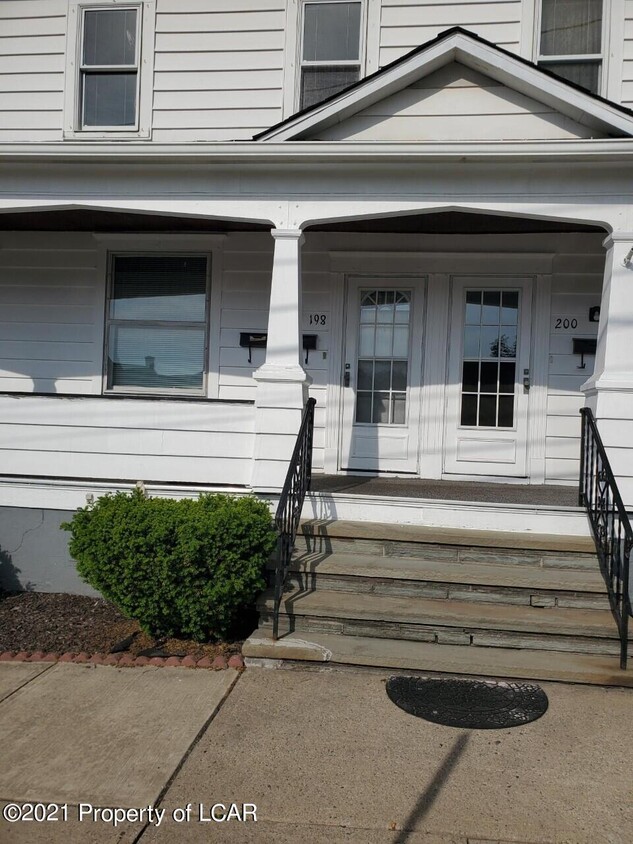 Primary Photo - 198 Conyngham Ave