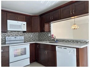 Building Photo - 4726 SW 67th Ave