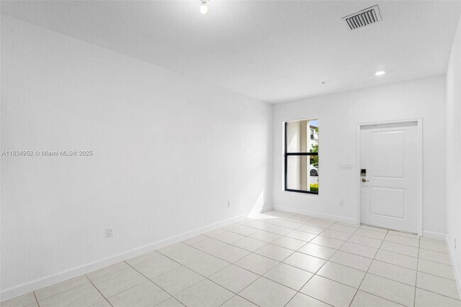 Foto del edificio - 15983 SW 2nd Pl