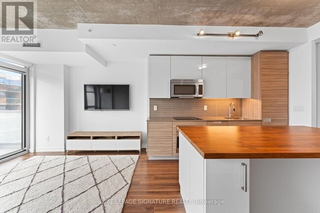 Building Photo - 210 Simcoe St