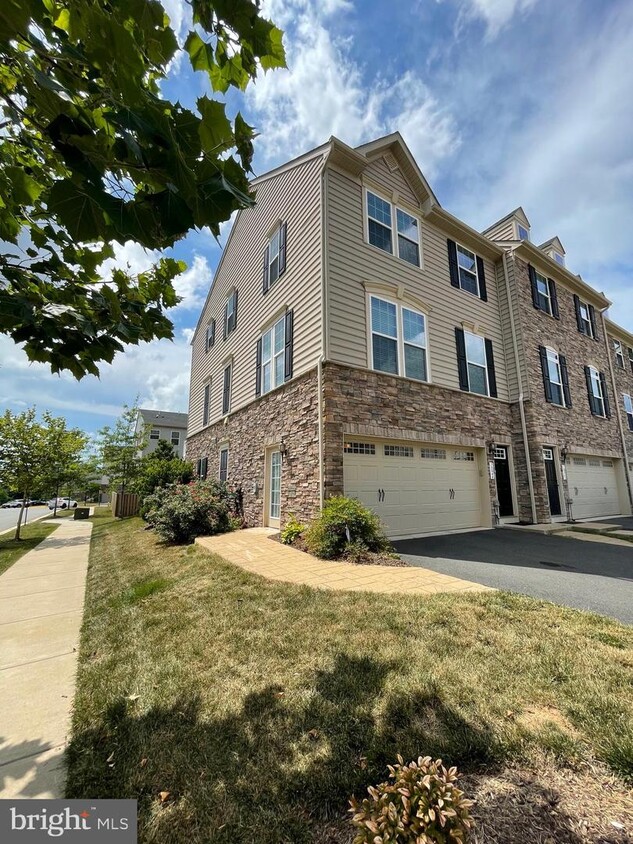 7024 Darbey Knoll Dr, Gainesville, VA 20155 Townhouse for Rent in