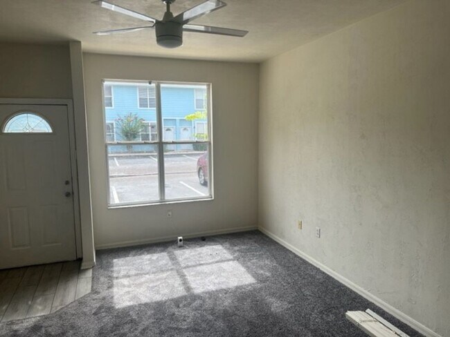 Foto del edificio - Spacious townhome in Kensington North