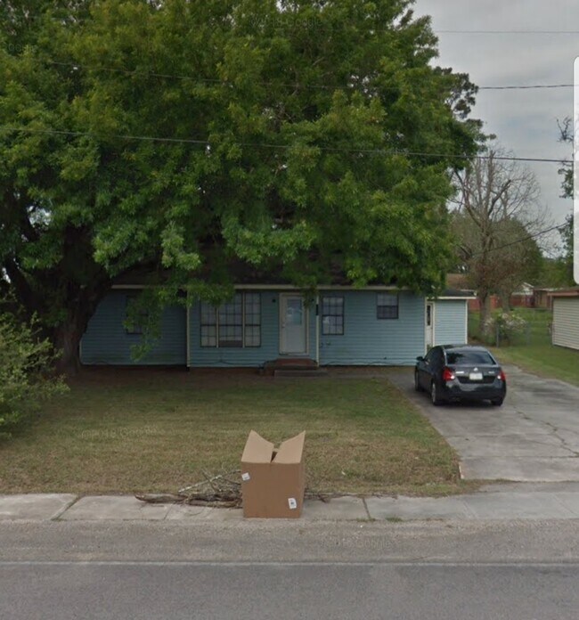 Building Photo - 818 newton st