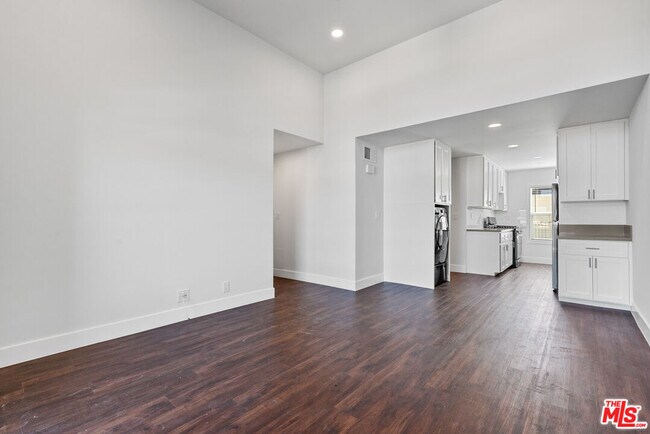Building Photo - 16550 Vanowen St