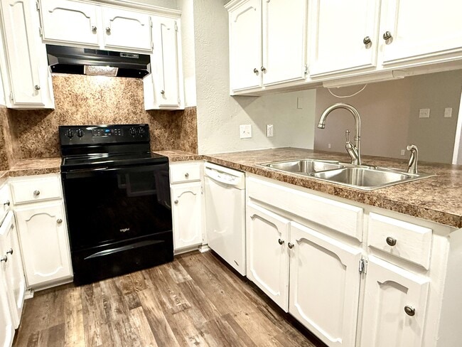 Building Photo - 3128 Cardinal Dr