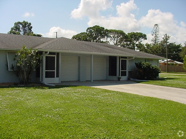 Building Photo - 2427 NW Holiday Ct
