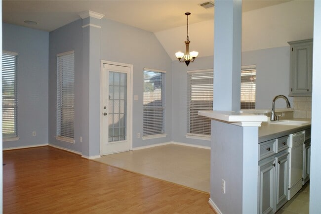 Foto del edificio - 1506 Rogers Lake Ln