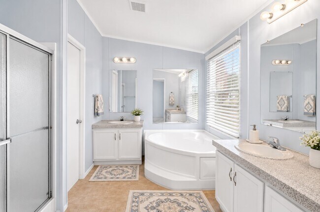 Foto del edificio - 12701 Paradise View Ct W