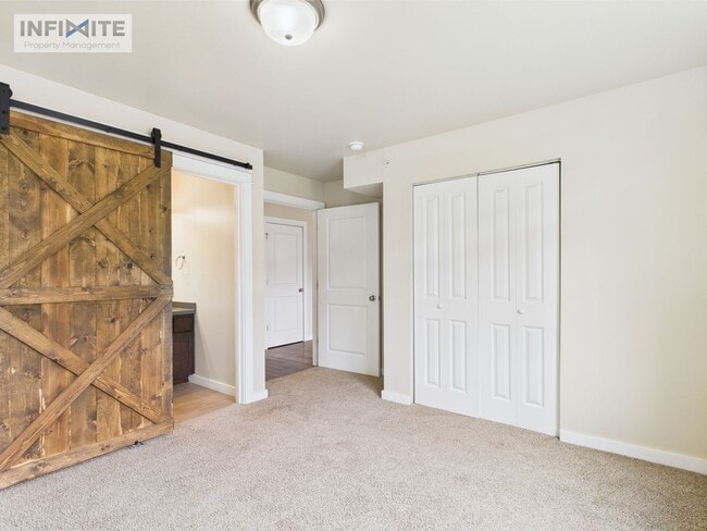 Foto del edificio - Cute As A Button 2 Bedroom Condo on Baxter Lane!