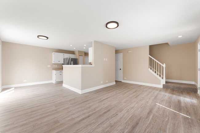 Building Photo - 684 Fieldcrest Dr