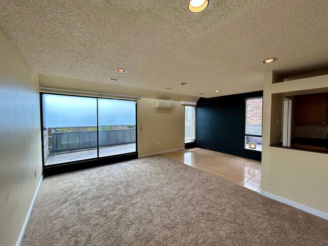 Foto del edificio - Spacious 2-Bedroom/2 Bath Bi-Level Garden ...