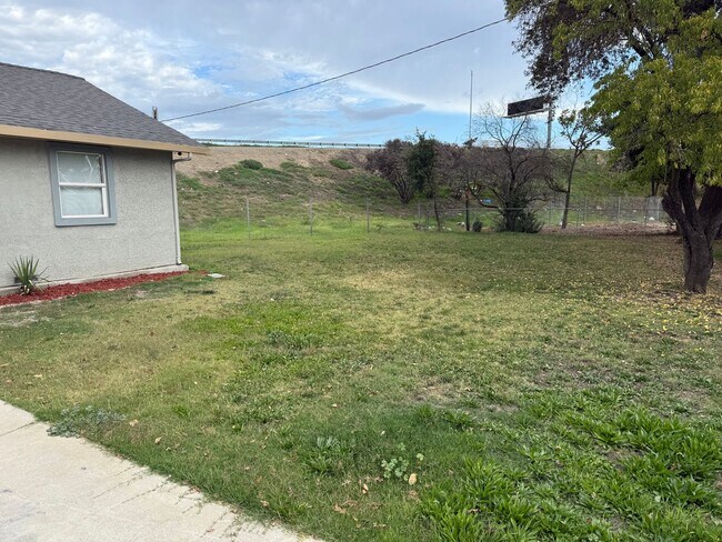 Foto del edificio - FRESHLY RENOVATED  MOVE IN READY!!