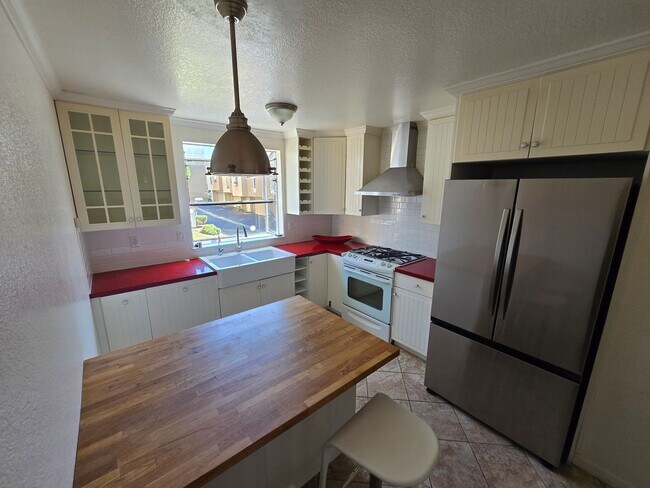 Building Photo - Tri Level Townhouse located in a Gated Com...