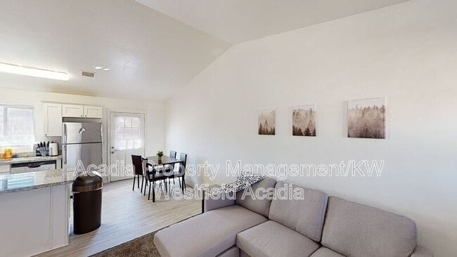 Building Photo - 561 N 10th Pl
