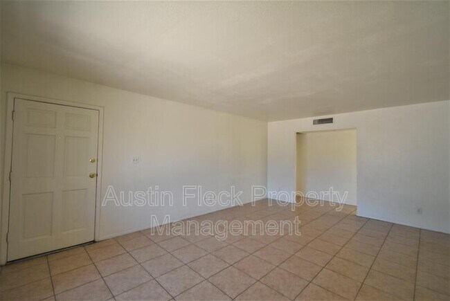 Building Photo - 3209 S Hazelton Ln