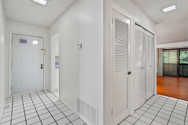 Foto del edificio - 2205 Surrey Ct