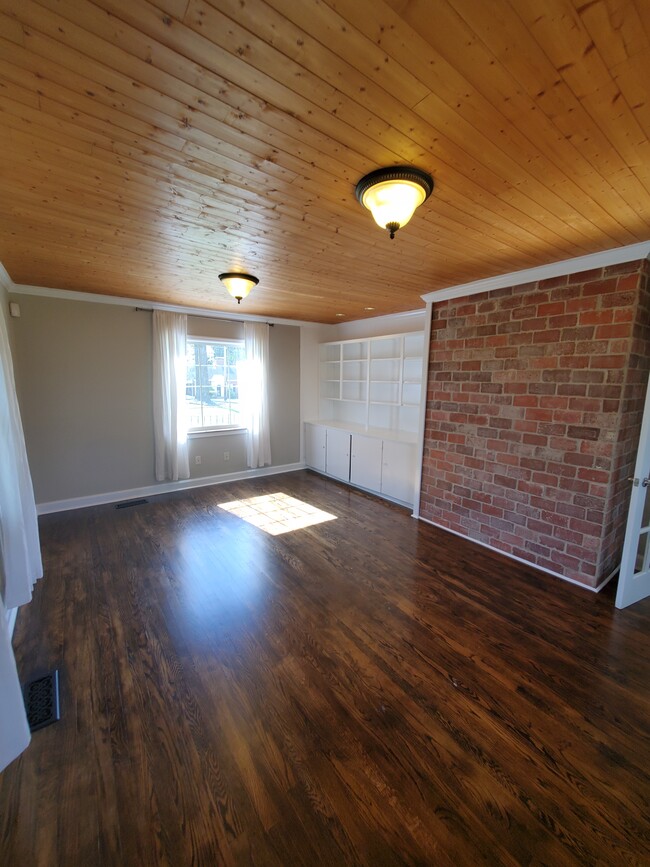 Building Photo - 320 Kingston Ct SW