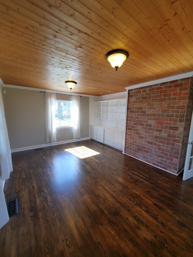 Foto del edificio - 320 Kingston Ct SW