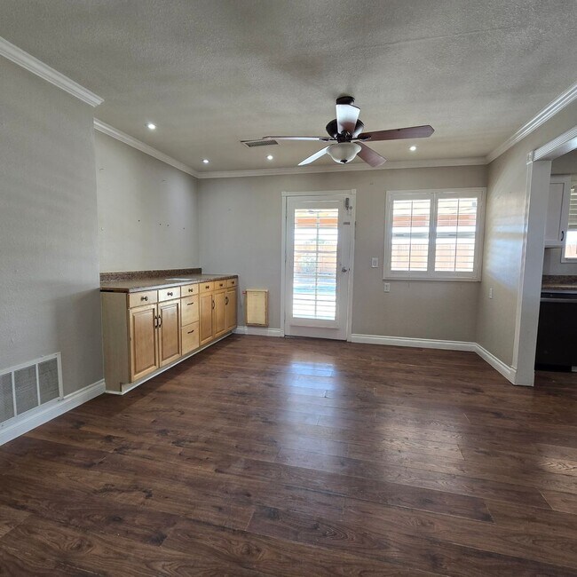 Building Photo - 4 Bedrooms with a Pool & Spa!!