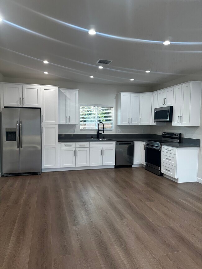 Foto del edificio - 8501 Cranford Ave