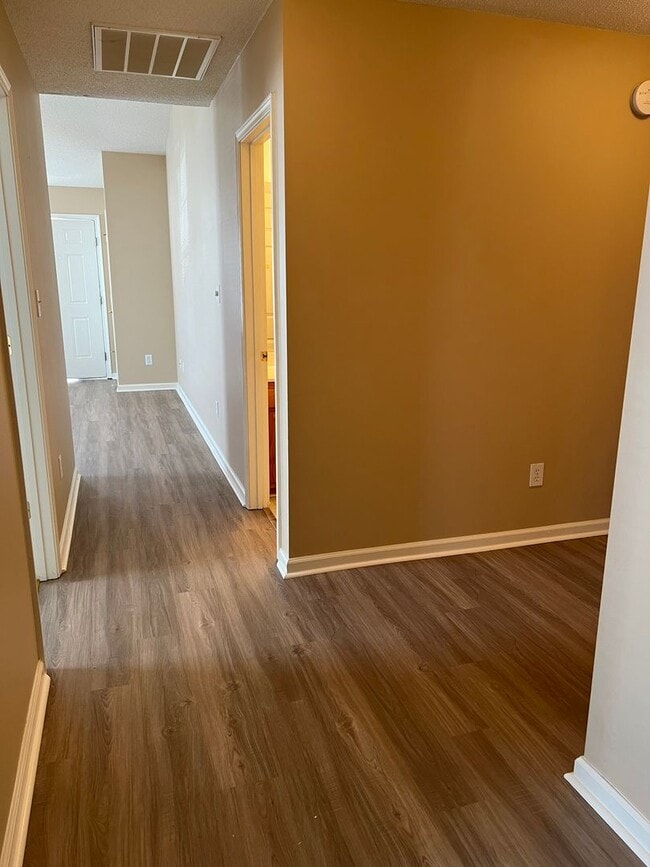 Building Photo - 162 Springwood Ln