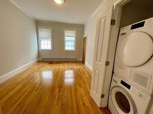 Building Photo - No brokers Fee, No Security Deposit, In-Un...